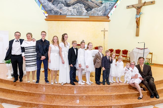 Biskup Josip Mrzljak u Šenkovcu krstio malenog Floriana Felixa, 11. dijete Saše i Tine Petković